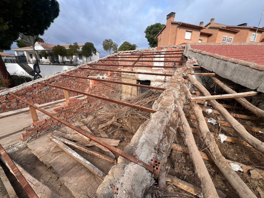 Revisión y reparación de canalones obstruidos en Torrelodones y Valdemorillo